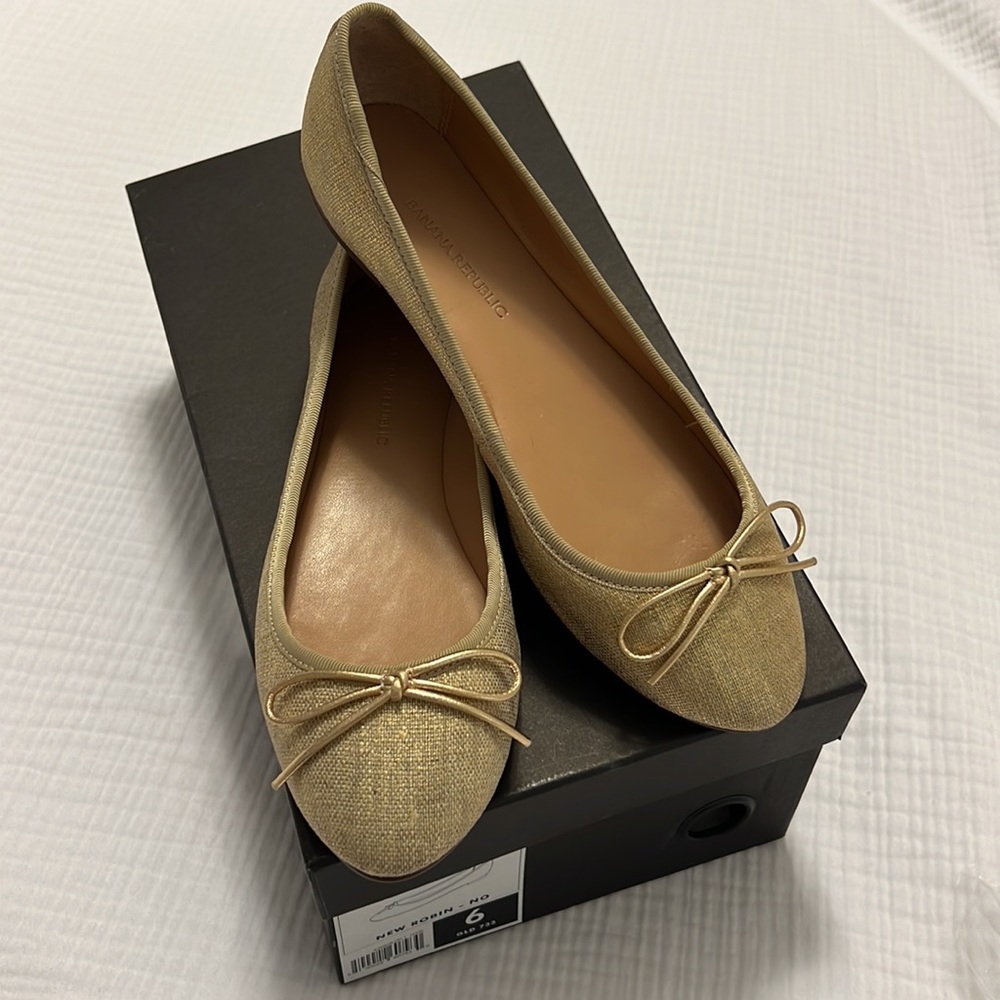 NWT Banana Republic Gold Ballet Flats size 6